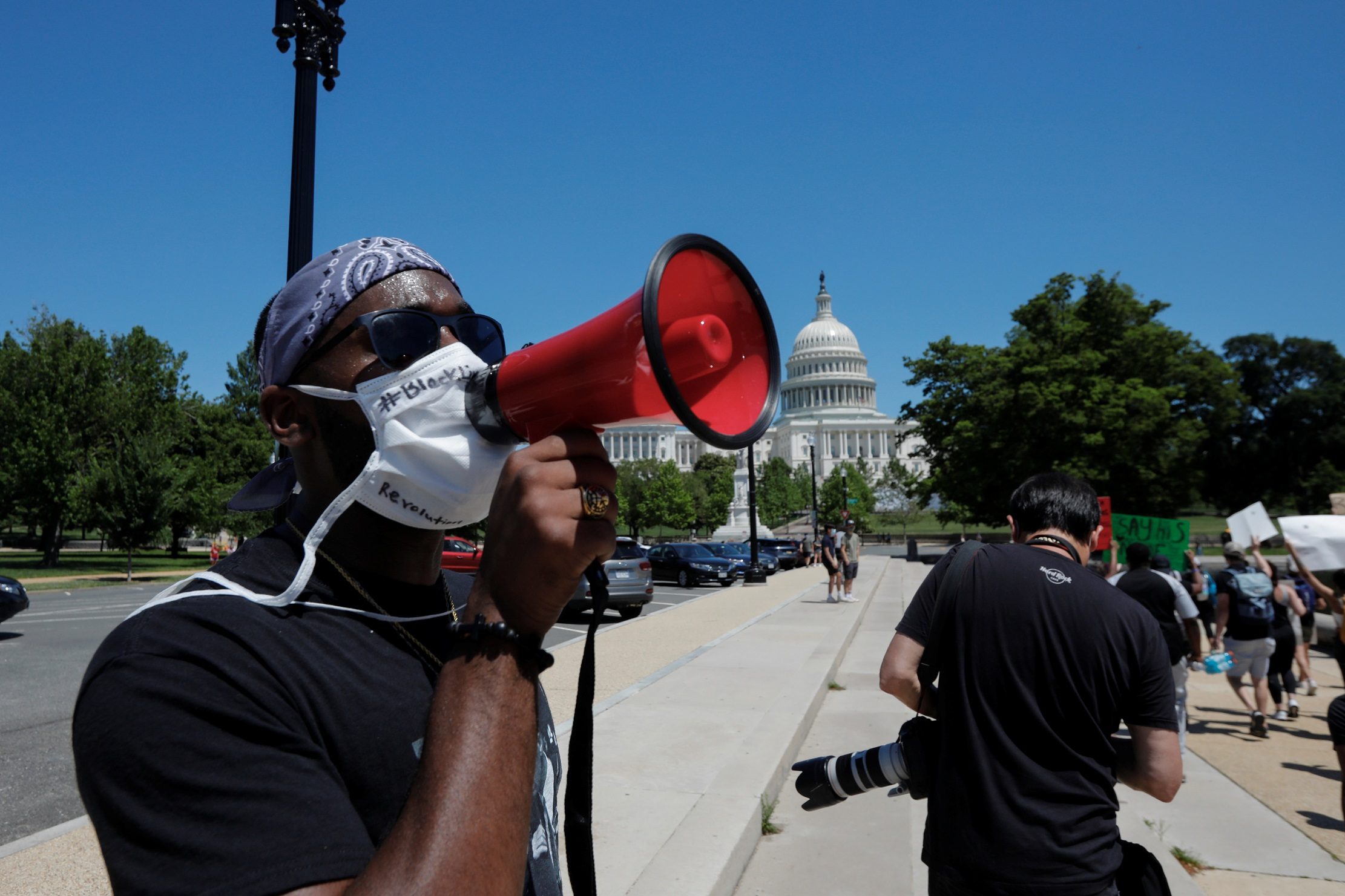 احتجاجات تشتعل في مدن أمريكية بعد مقتل رجل أسود