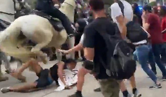 داس الفتاة بأرجل الحصان! فيديو يُغضب أمريكيين لطريقة اقتحام الشرطة تظاهرة بسبب مقتل فلويد