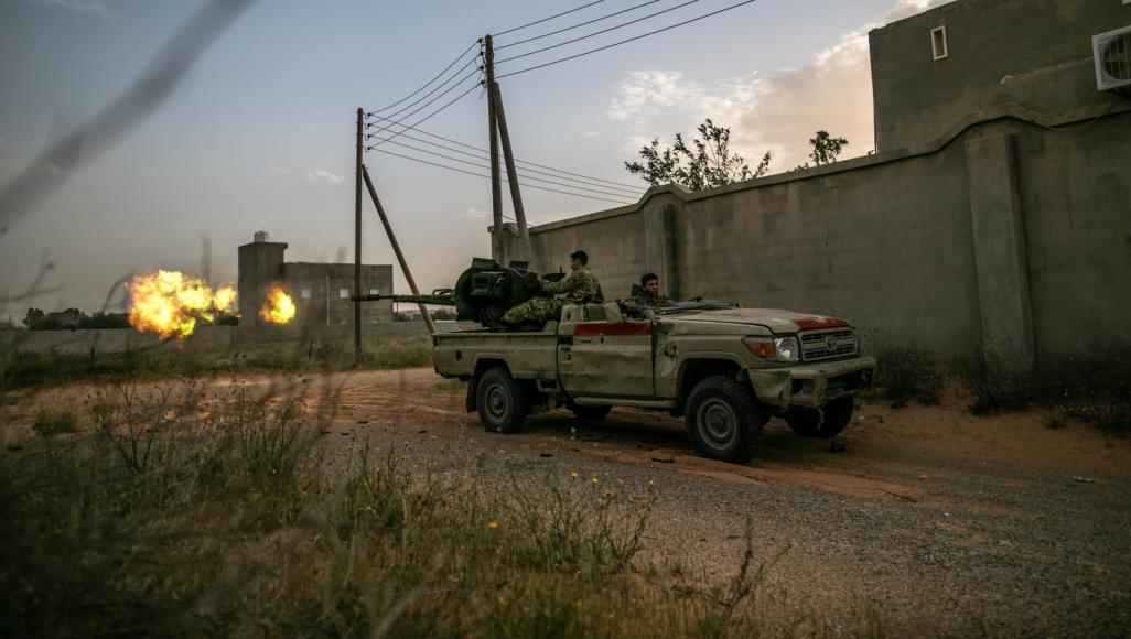 120 قناصة ومناظير متطورة.. تفاصيل الأسلحة التي سحبتها إسرائيل  من قاعدة الوطية قبل هزيمة قوات حفتر فيها