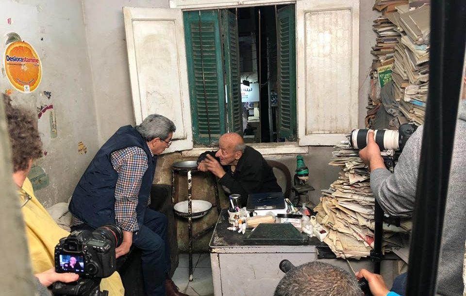 صورة.. نشطاء مغربيون يحتفون بطبيب الغلابة المصري محمد مشالي