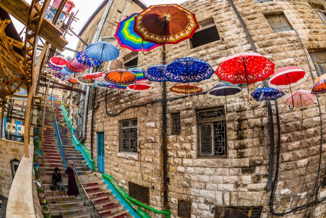 على درج في شارع الرينبو.. كيف أخلو إلى نفسي وأجدد حياتي؟  ‎