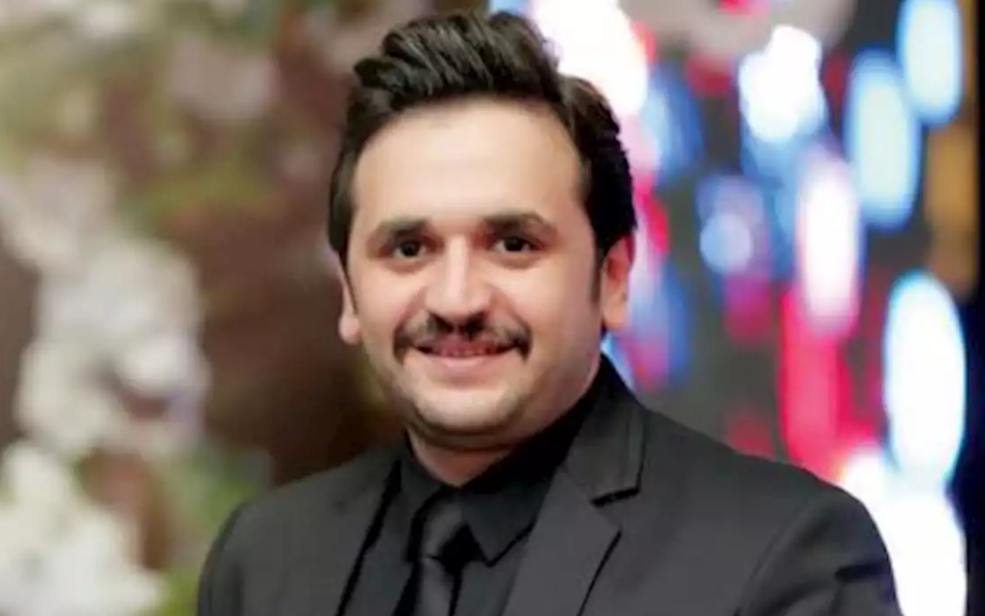 ممثل مصري يعتذر للكويت بسبب مشهد لحذائه في مسلسل رمضاني.. اضطر للتعليق بعد مهاجمته (فيديو)