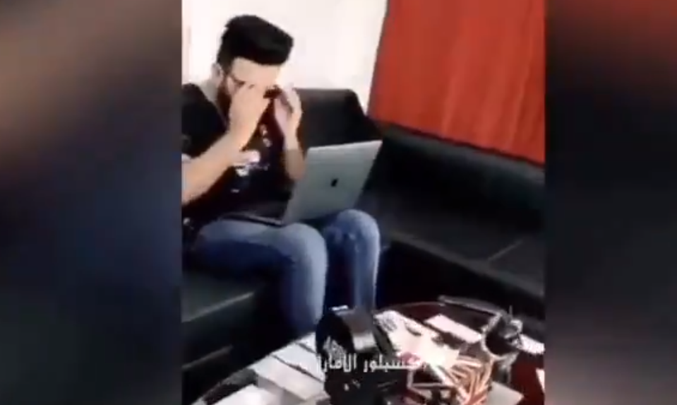 دبي تعتقل شاباً بتهمة إهانة عملة البلاد بعدما نشر فيديو على “تيك توك”..استخدم الدراهم بدلاً من المناديل