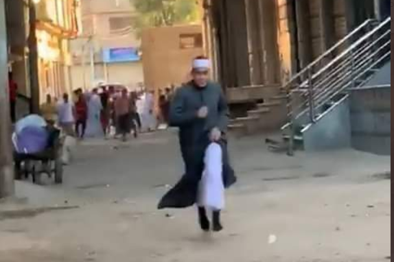 اعتقال الرجل الهارب الذي ظهر في فيديو “اجرِ يا شيخ” لإقامته صلاة العيد.. وأوقاف مصر تعلّق