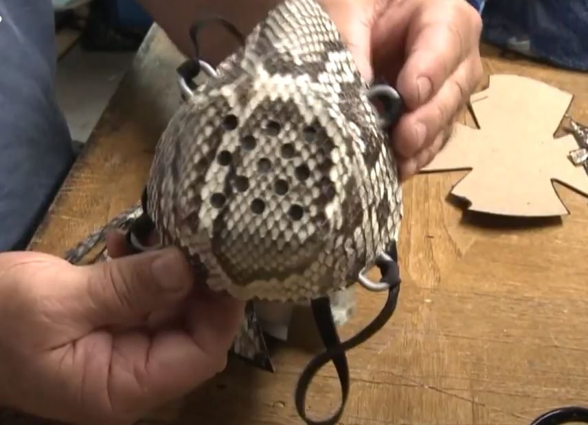 القناع الواحد بـ90 دولاراً.. اصطياد الثعابين والزواحف لصناعة كمامات واقية من كورونا بأمريكا (فيديو)