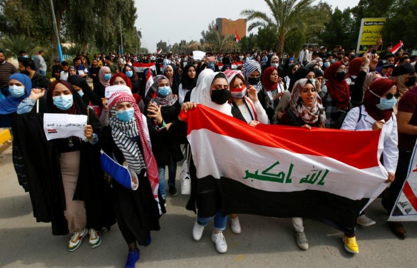 يُصر المحتجون على رحيل ومحاسبة كل النخبة السياسية التي تحكم منذ إسقاط نظام صدام حسين، والتي يتهمونها بـ"الفساد وهدر أموال الدولة"