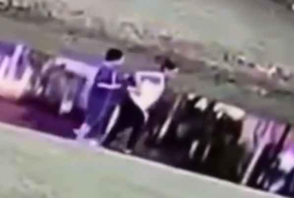 مسحت على شعره ثم ألقته بالماء.. فيديو يثير صدمة بأمريكا لأم قتلت ابنها المتوحد في قناة مائية