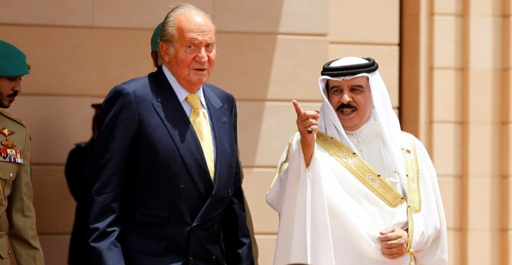 ملك البحرين حمد بن عيسى آل خليفة مع ملك إسبانيا السابق، خوان كارلوس الأوّل، البحرين/رويترز