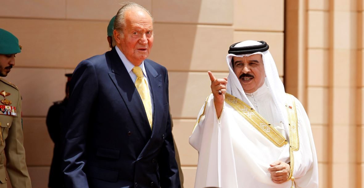 ملك البحرين حمد بن عيسى آل خليفة مع ملك إسبانيا السابق، خوان كارلوس الأوّل، البحرين/رويترز