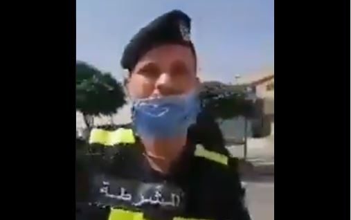 الصورة لشرطي من فيديو صوره والد الطفلة