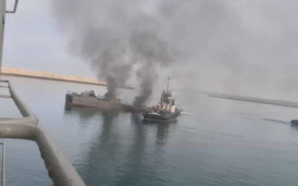 صور أولية لدمار السفينة الإيرانية التي أُصيبت بصاروخ عن طريق الخطأ.. قتل وجرح العشرات