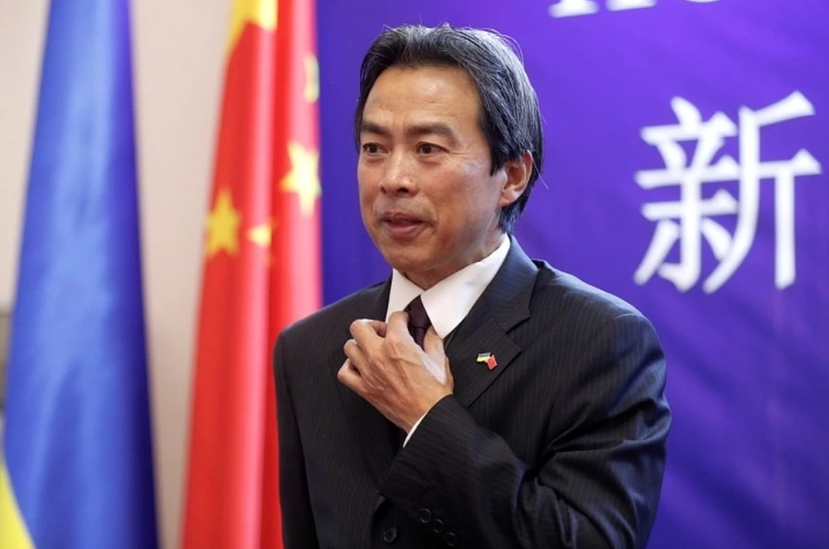 وجدوه جثة هامدة! العثور على سفير الصين لدى إسرائيل ميتاً في منزله بتل أبيب