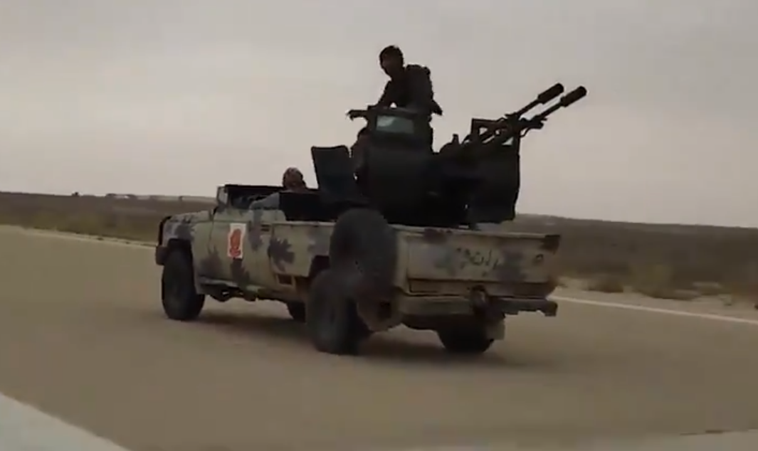 فيديو من داخل قاعدة الوطية التي سيطرت عليها قوات الوفاق الليبية بعد هروب جنود حفتر منها