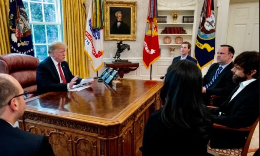 كبار المسؤولين التنفيذيين، بمن فيهم دورسي، وافقوا على قرار وضع العلامة على تغريدتي ترامب/الصورة لموقع البيت الأبيض