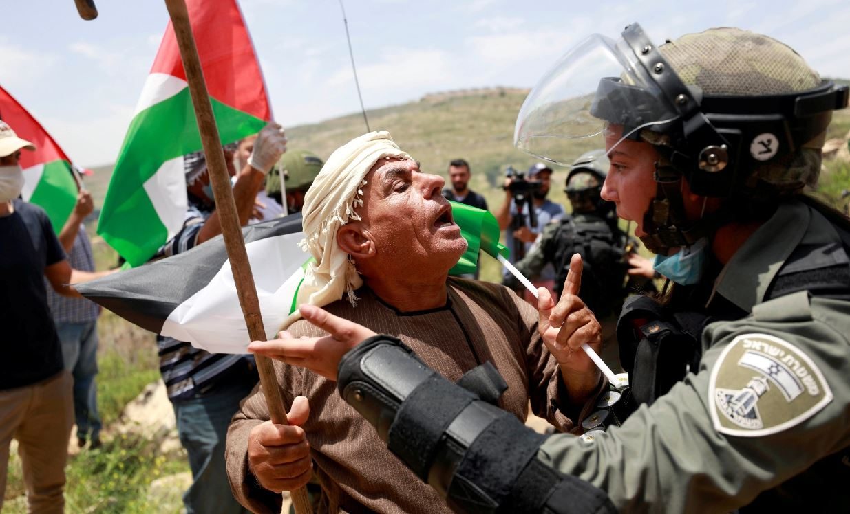 بينما لا يزال الفلسطينيون بلا دولة على الأرض، يجد كثيرون طرقاً جديدة لتذكُّر ماضيهم، والتعبير عن هويتهم عبر الإنترنت.
