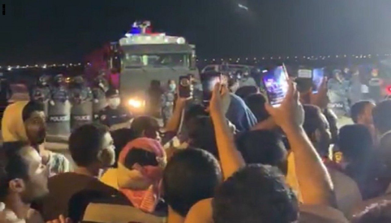 الكويت تعلّق على احتجاج مصريين عالقين بأراضيها.. والقاهرة تعلن: سنبدأ بإجلائهم هذا الأسبوع