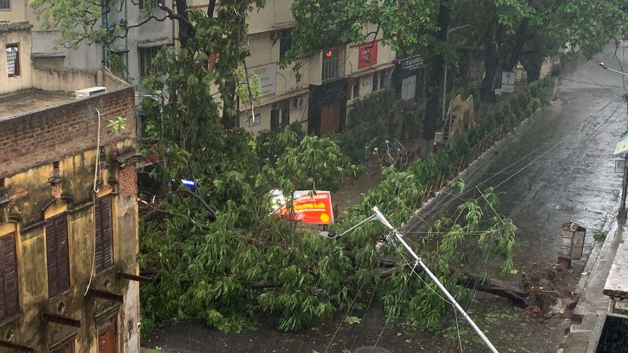 شرّد 3 ملايين وقتل 22 شخصاً.. أقوى إعصار منذ 10 سنوات يضرب الهند وبنغلاديش (فيديو)