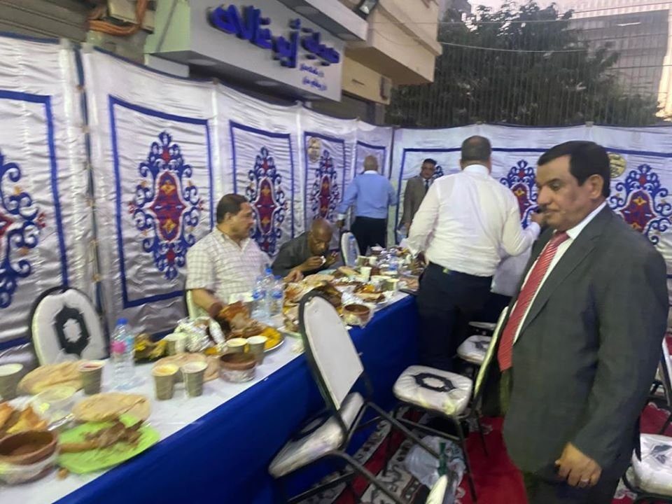 رغم إجراءات الحظر.. برلمانيون مصريون على مأدبة إفطار جماعية يثير غضب منصات التواصل الاجتماعي