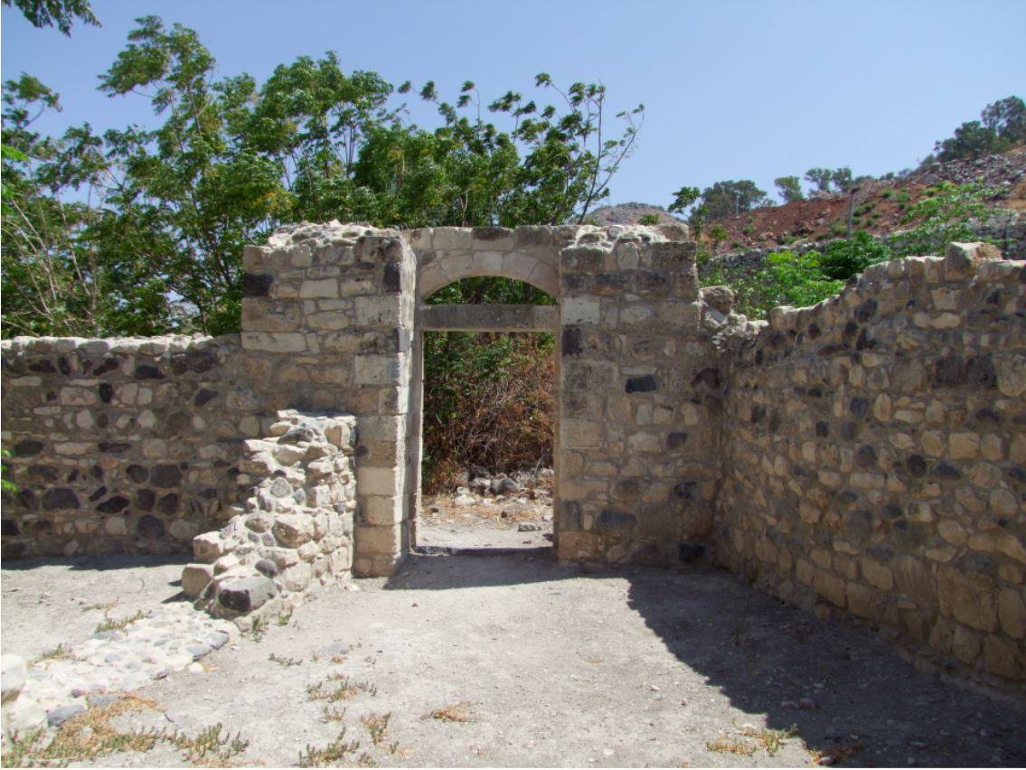 مجهولون ينبشون قبر صحابي في الخليل.. اعتدوا على مسجد حطين التاريخي، واتهامات بتهاون السلطة الفلسطينية (صور)