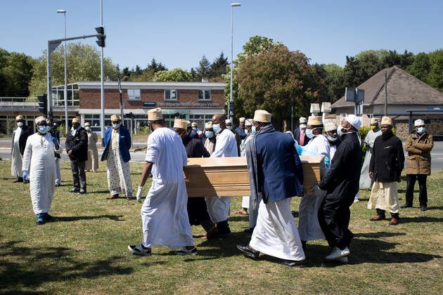 أماكن دفنهم نفدت.. جثامين موتى كورونا من المسلمين تنتظر في مشارح وثلاجات بفرنسا