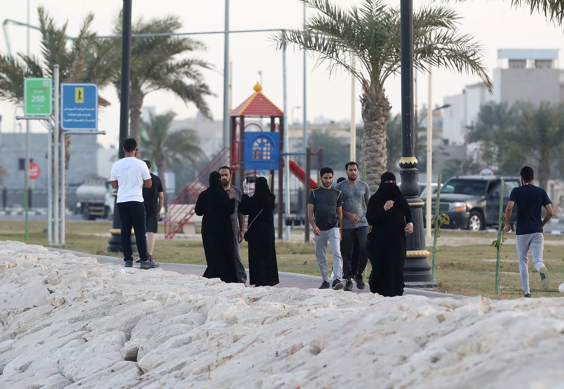 السعوديون يشتاقون إلى “العقد السحري”.. التقشف يرسم حياتهم الجديدة بعد سنوات من الازدهار
