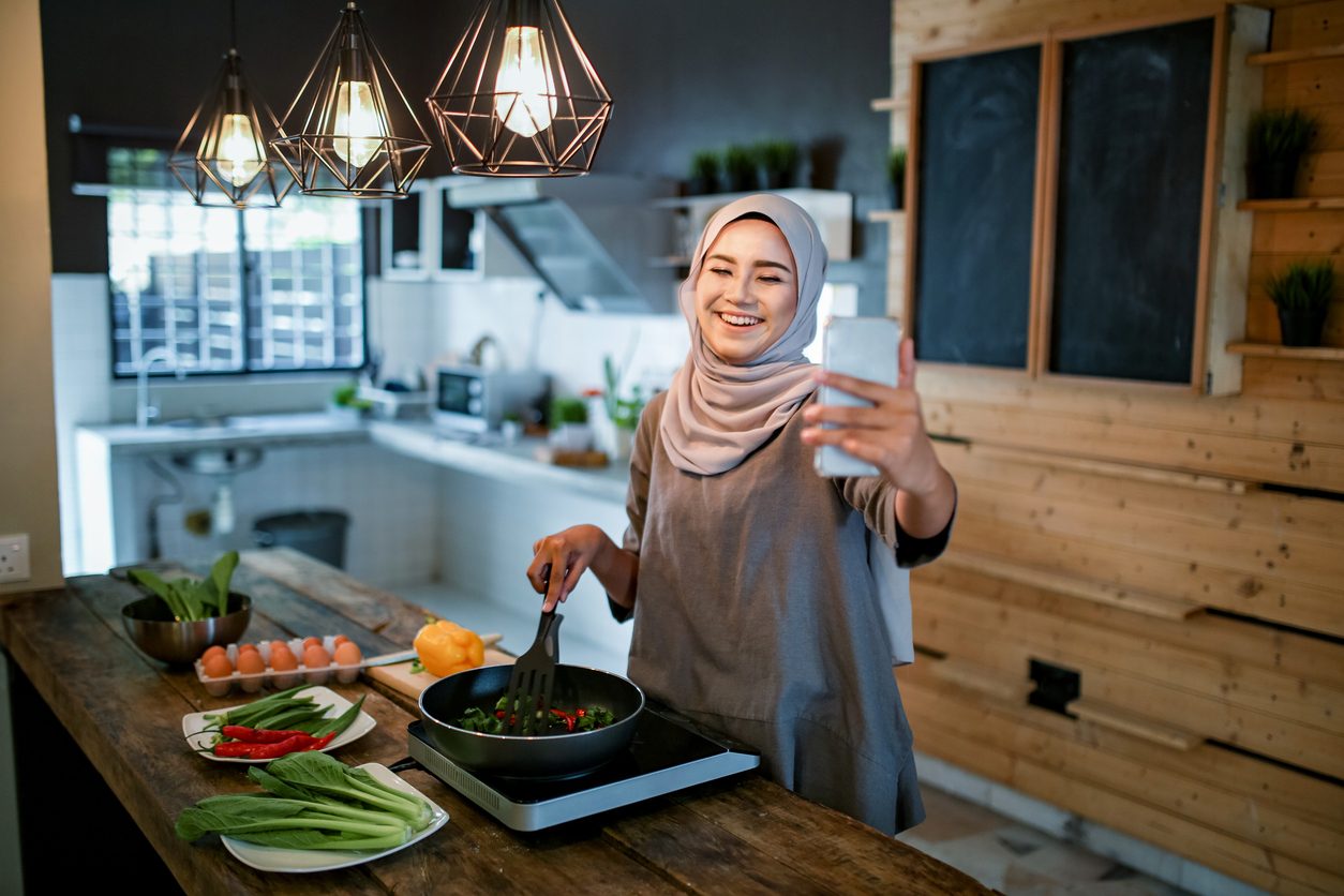 “نستمد القوة من بعضنا البعض”.. كيف كسر هؤلاء العزلة التي فرضتها كورونا عليهم في رمضان؟