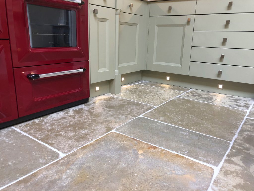 فكرت في السؤال، لكن هل عرفت الإجابة الصحيحة؟ إليك الوظيفة الحقيقية للدرج الموجود تحت فُرنك