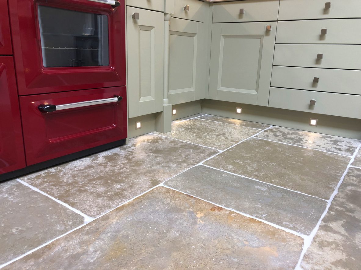 فكرت في السؤال، لكن هل عرفت الإجابة الصحيحة؟ إليك الوظيفة الحقيقية للدرج الموجود تحت فُرنك