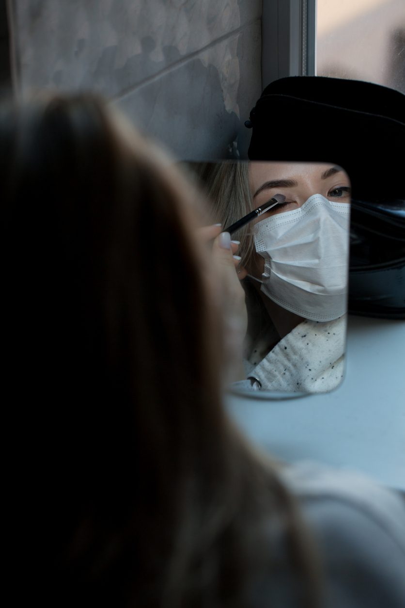 لماذا لا تضع الطبيبات مستحضرات التجميل عند استخدام الكمامات وأقنعة N95؟