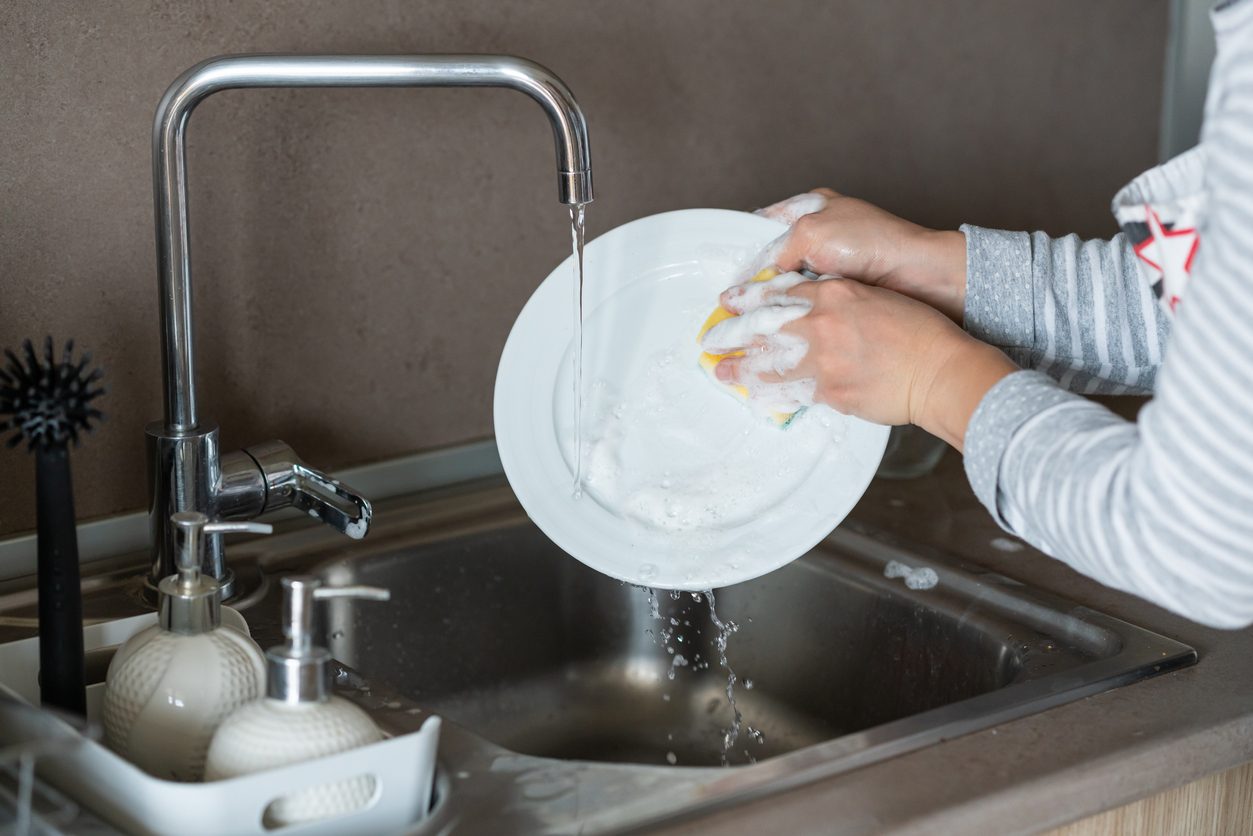 لماذا عليكِ أن تضعي قليلاً من صابون غسيل الأطباق في الحوض بعد تنظيف الصحون؟لماذا عليكِ أن تضعي قليلاً من صابون غسيل الأطباق في الحوض بعد تنظيف الصحون؟