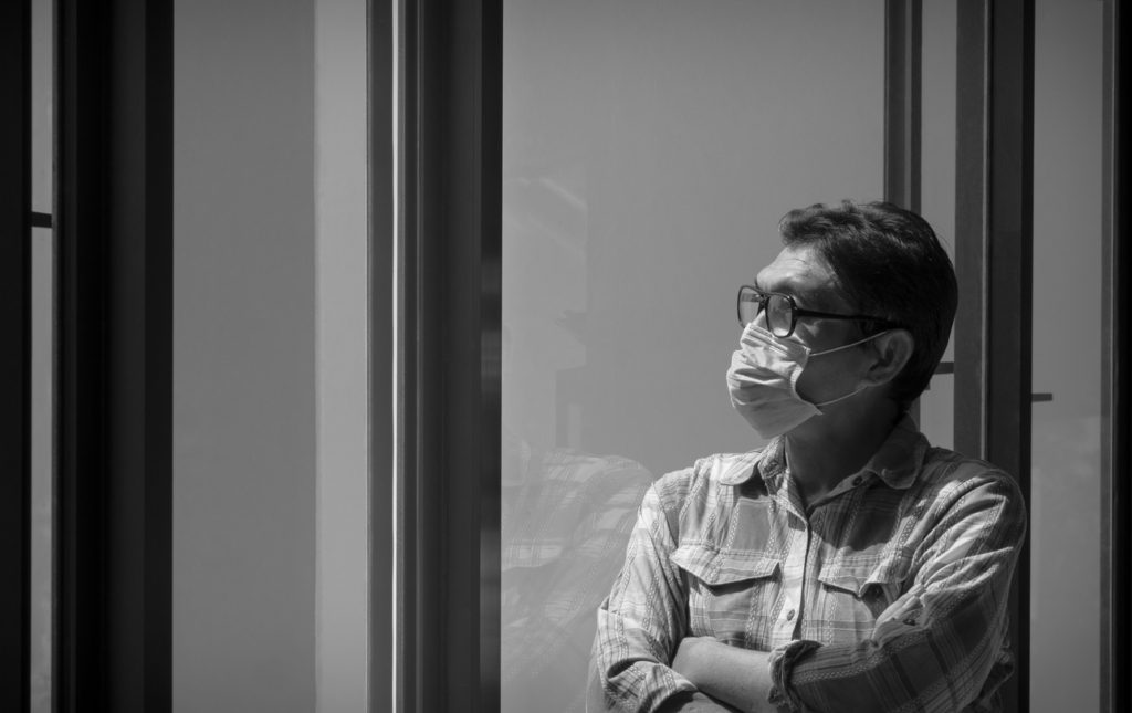 يعيش العالم حالاً من الإغلاق والحجر الاجتماعي منذ اندلاع أزمة فيروس كورونا في مطلع العام 2020 (iStock)