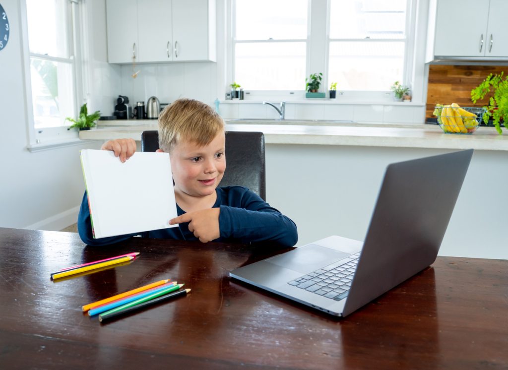 لاحظت تغيّر سلوك طفلك خلال فترة الحجر الصحي؟ عليك إدراك التأثيرات السلبية للعزلة الاجتماعية، وطرق التعامل معها