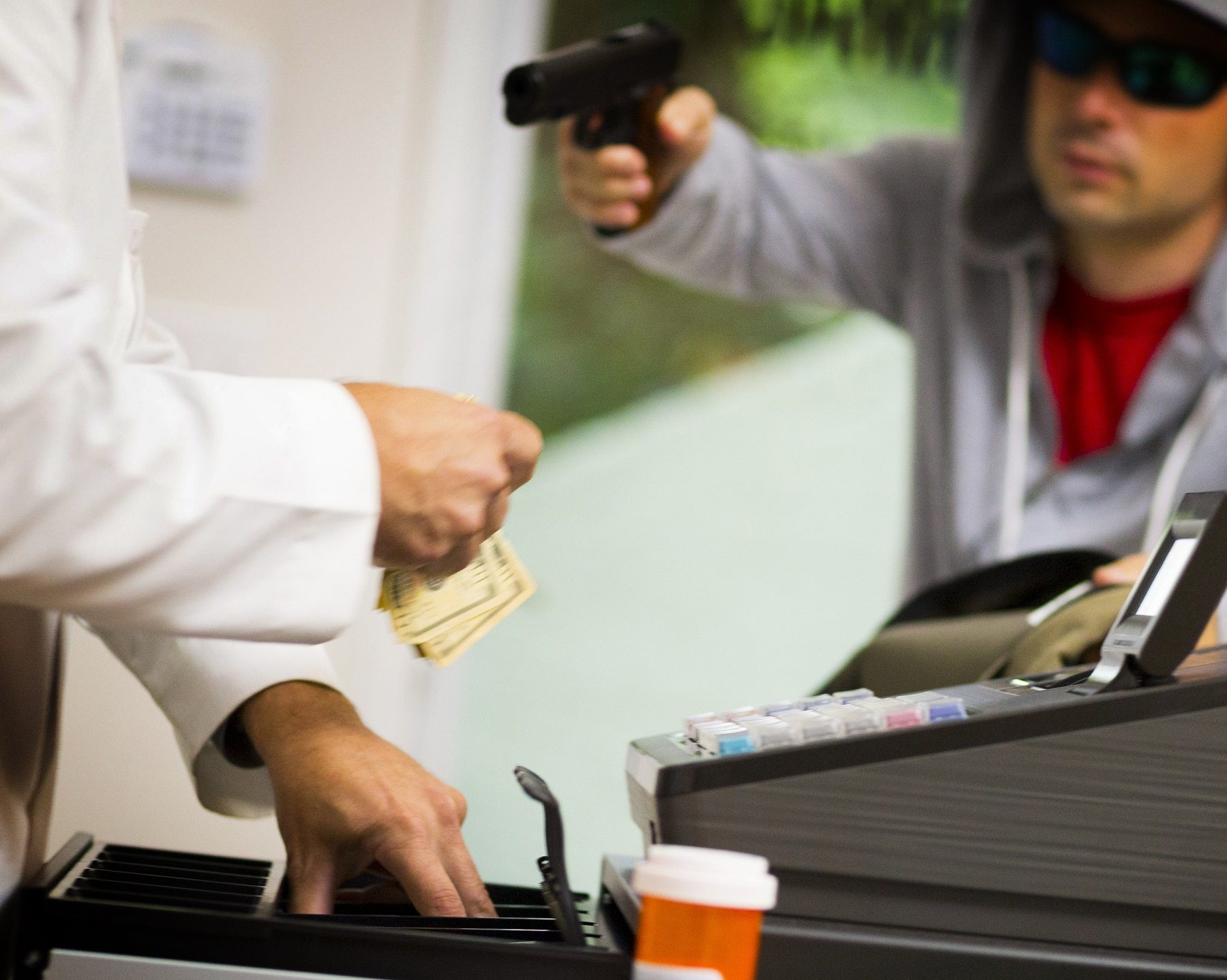 فيديو.. شاب “أصم ومشلول” يستعين بمسدس بلاستيكي لسرقة متجر مجوهرات