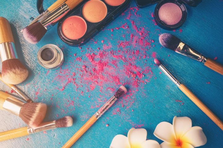 istock\ توفير الأموال المنفقة على المكياج