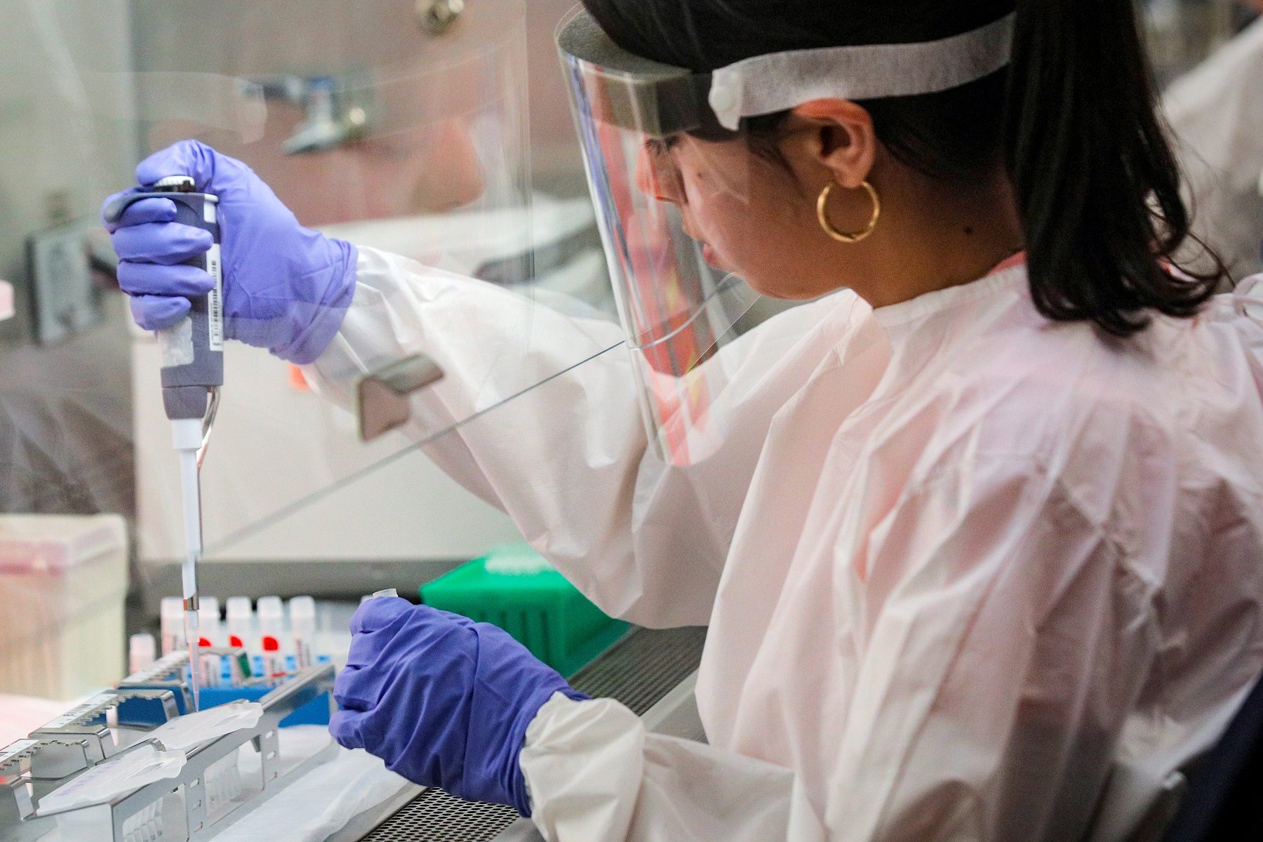 شهادة أمريكية تنسف “نظرية ترامب”.. خبيرة أوبئة: 4 أسباب تستبعد تسرب كورونا من ووهان