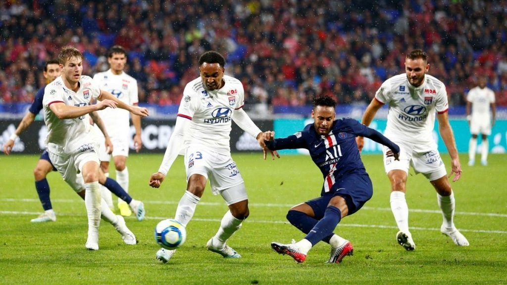 ليون أكبر الخاسرين من إنهاء الدوري الفرنسي (رويترز)