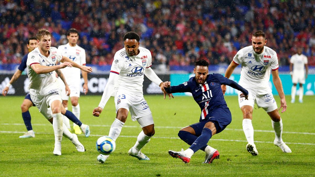 ليون أكبر الخاسرين من إنهاء الدوري الفرنسي (رويترز)