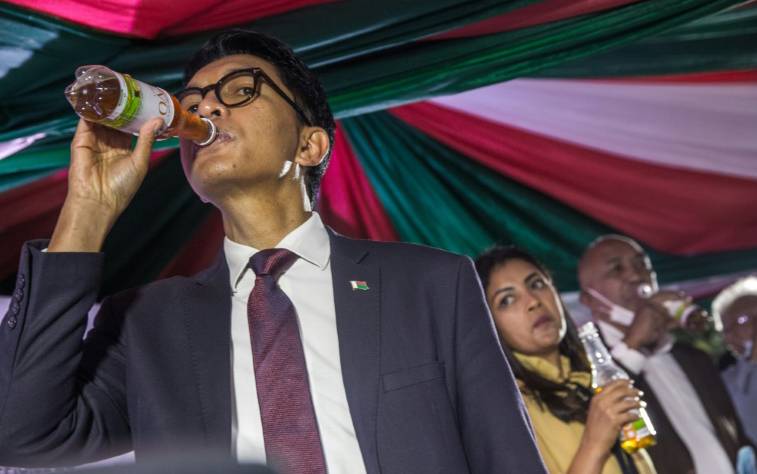 دولة إفريقية تعلن توصلها لشاي معجزة يشفي من كورونا، فماذا قالت عنه “الصحة العالمية”؟