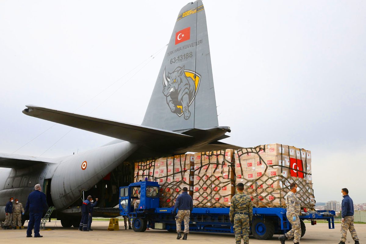 لا شيء دون مقابل.. أصدقاء واشنطن وحتى خصومها يمدّون لها يد المساعدة، ماذا وراء ذلك؟