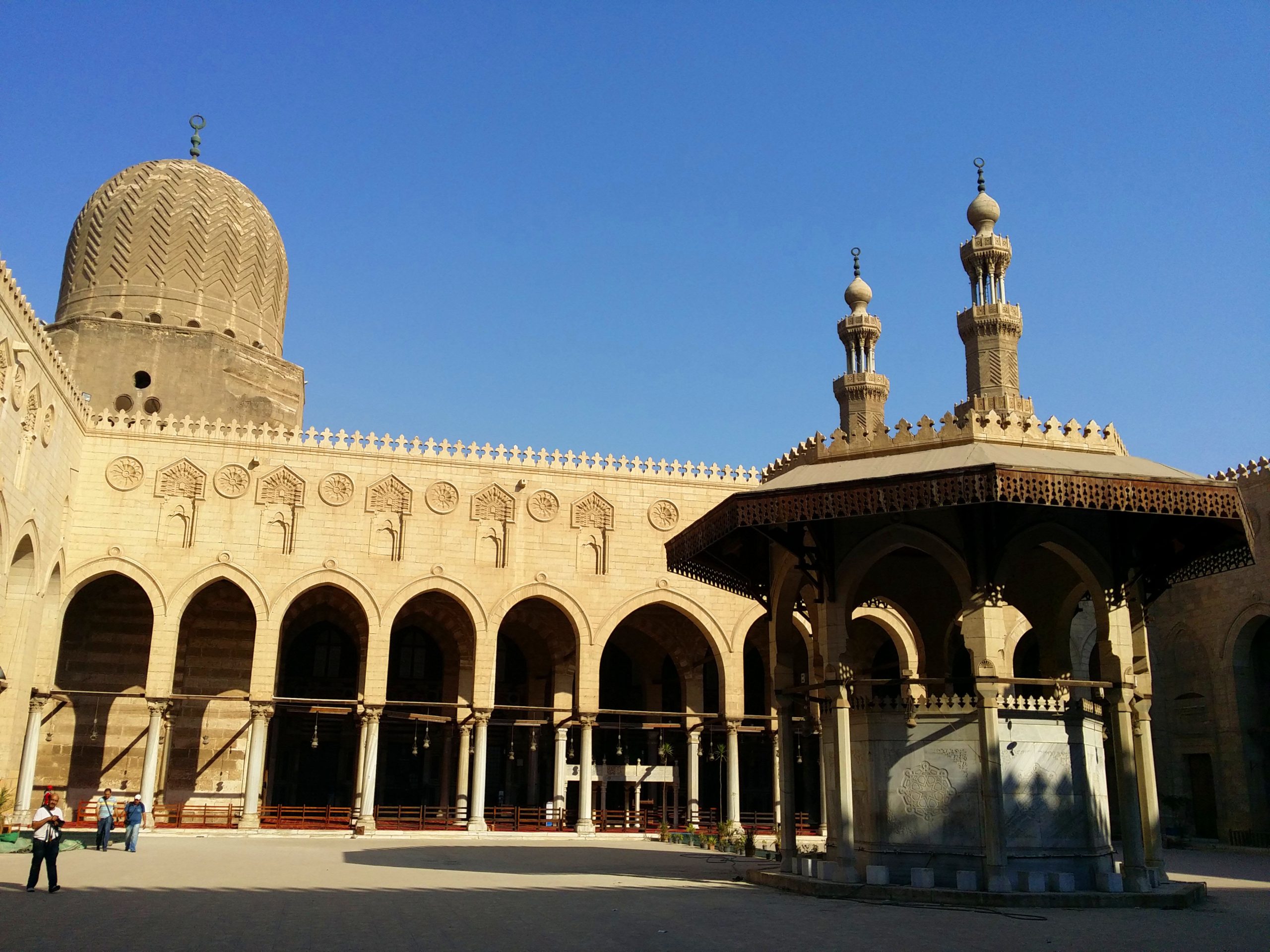 نجا من المدافع والسرقات وبُني بسبب “نذر”، تعرفوا على قصة مسجد السلطان المؤيد شيخ