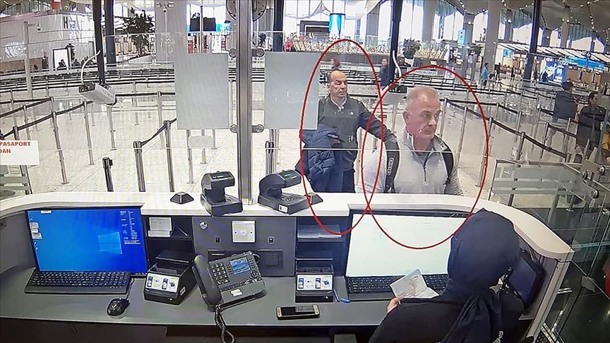 لائحة الاتهام التي قبلتها محكمة توجه رسمياً للطيارين الأربعة ومسؤول في الشركة تهمة "تهريب مهاجر"، وهو اتهام تصل أقصى عقوبة عنه السجن 8 سنوات