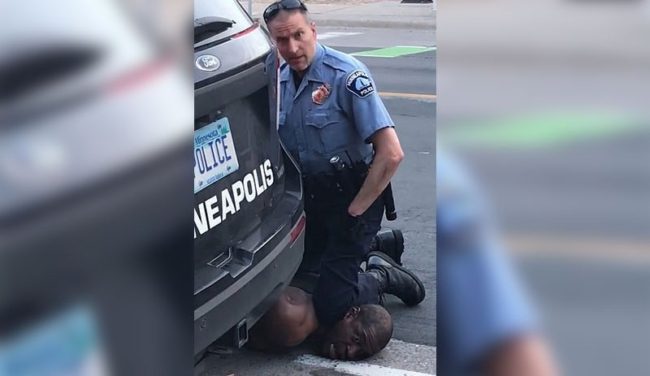 كما قُتل فلويد.. وفاة أمريكي بعد أن ضغط ضابط شرطة بركبته على ظهر الشاب 5 دقائق (فيديو)