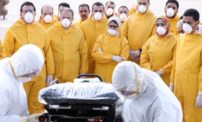 أطباء مصر غاضبون بسبب قرار “غريب”.. السلطات دعتهم لزيارة مرضى كورونا بالمنازل ومخاوف من إصابتهم