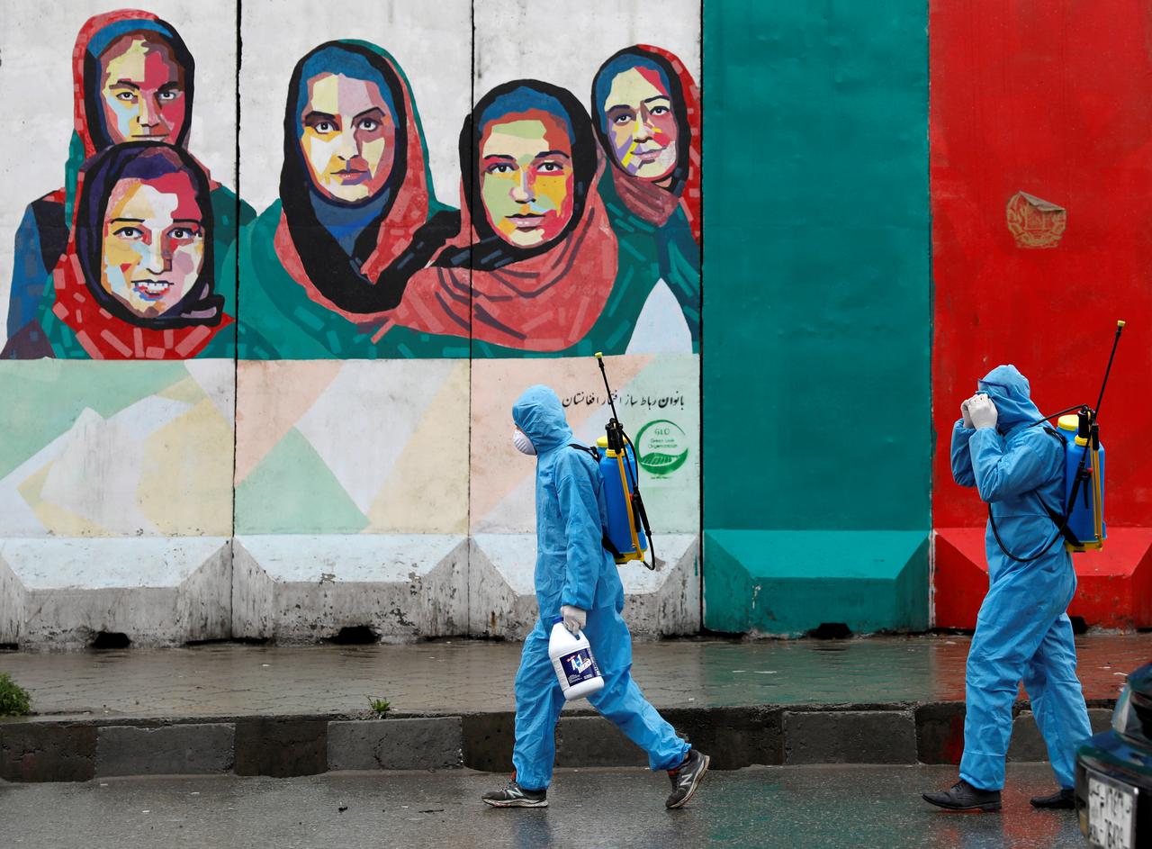 بعدما توقف العمل بسبب الجائحة.. نساء أفغانستان يكافحن فيروس كورونا بعربات البرغر