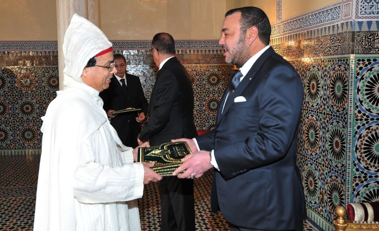 تغريدة لسفيرة فرنسا بالرباط تثير الجدل.. غاضبون يطالبون بإقالة رئيس “لجنة التنمية”، والاعتذار للملك والمغاربة