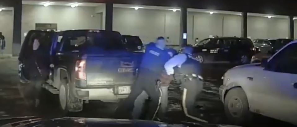 لحظة اصطدام الشرطة بـ الزعيم القبلي