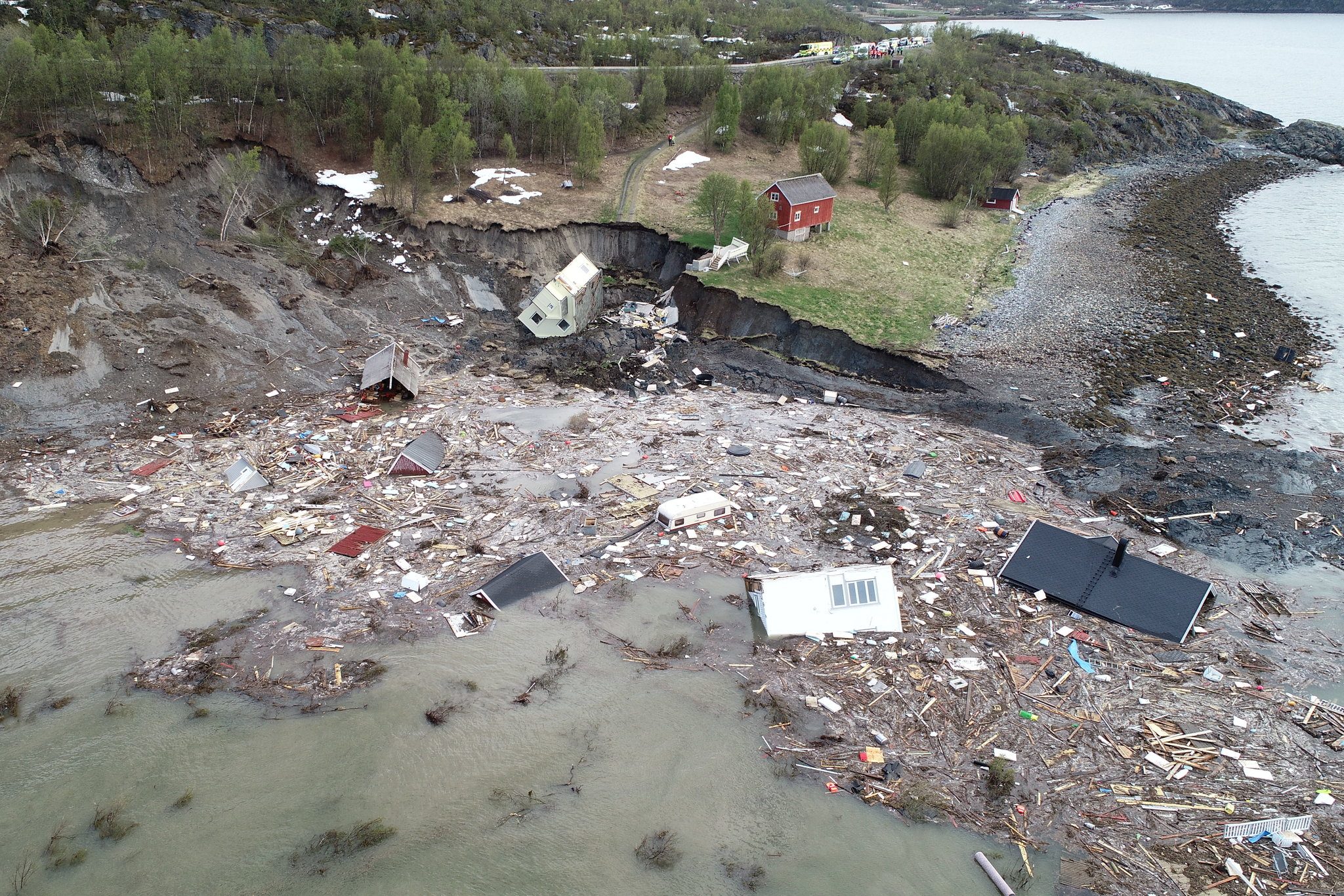 فيديو مرعب لابتلاع البحر قريةً بكاملها تتكون من 8 منازل