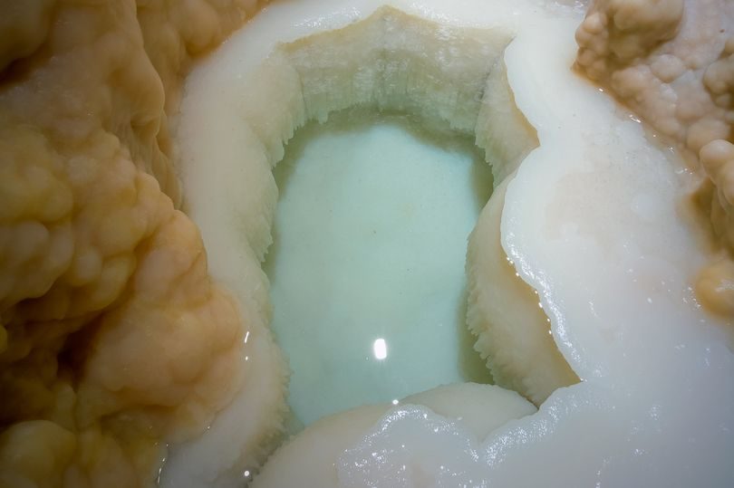 مياهها الصافية لم ترَ الشمس من قبل.. اكتشاف بركة خلابة في كهف على عمق 213 متراً تحت الأرض