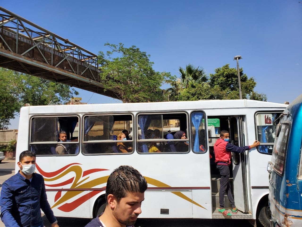 مصر بعد تخفيف الحظر.. سائقو الأجرة يحتالون على الغرامات بتدوير الكمامات، وأطباء يحذّرون من كارثة