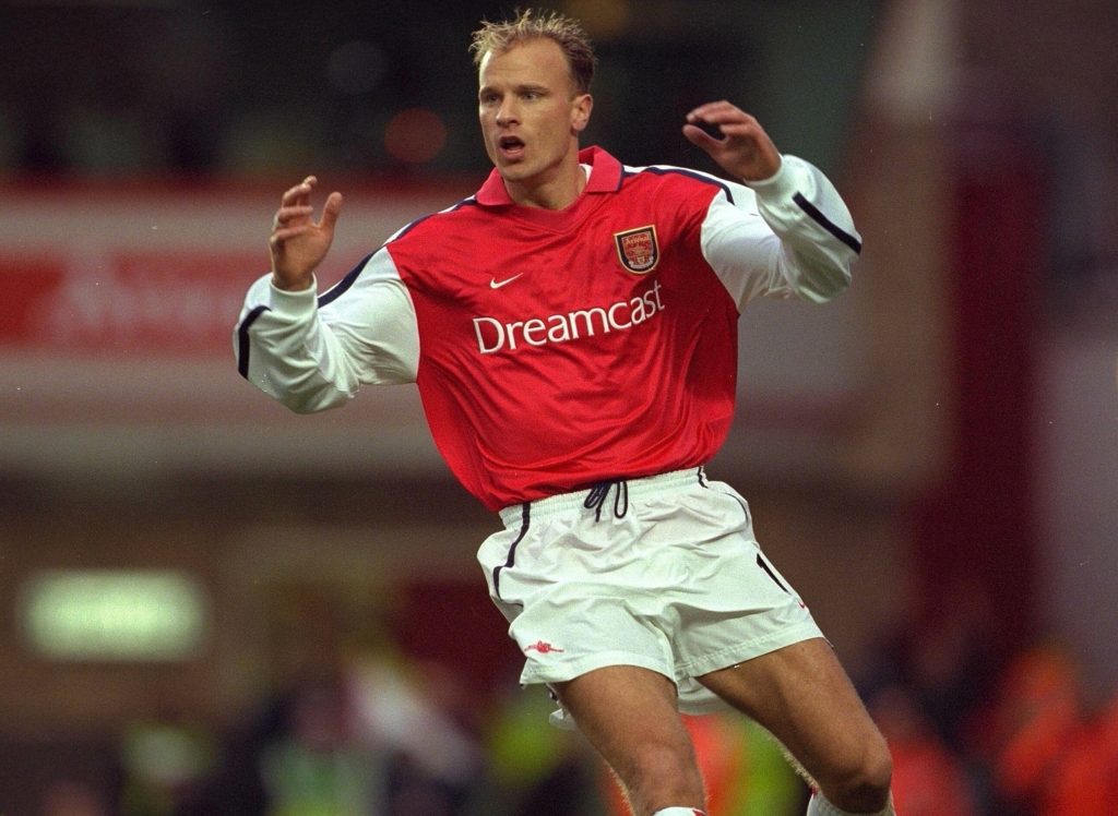 دينيس بيركامب اشترط على آرسنال عدم السفر بالطائرة (رويترز)